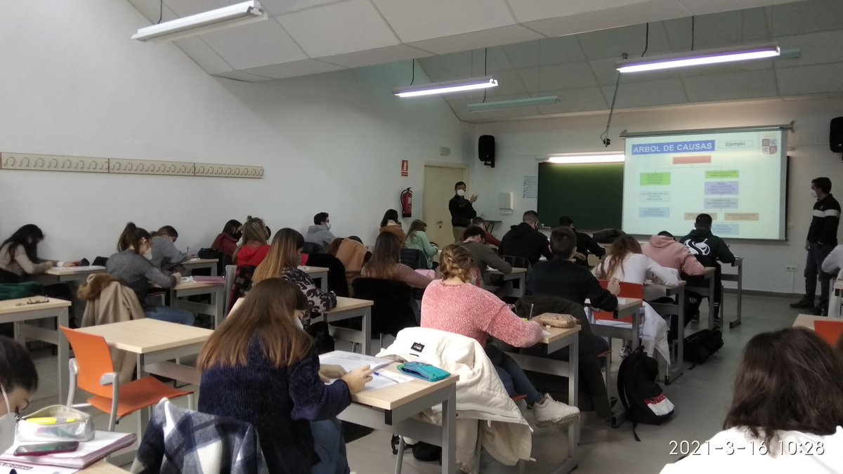 PREVEN16's tweet photo. D. Roberto Pozuelo León y D. Javier Quirós Álvarez, Técnicos de Salud y Seguridad en el Trabajo de la Junta de Castilla y León, han impartido hoy un taller titulado “Métodos para la investigación de los accidentes de trabajo”Campus de Palencia @cucapucelaPREV @CGPSST_NET https://t.co/xldINi9Ara