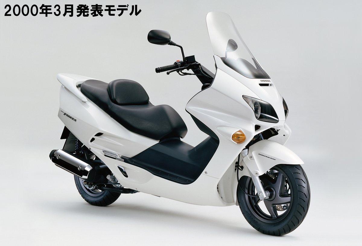 Honda Bike ホンダ バイク バイク記念日 今日は Forza 記念日 発表から21周年です 250cc スクーター市場を創造したモデル 今月9日に発表した新型と並べてみました