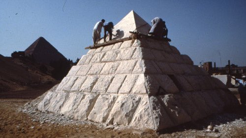 EarthPyramid's tweet photo. In 1997 the Nova team built a 6m high pyramid in 3 weeks.186 stones were used averaging 2.2 tons each and the total weight was 405 tons. It took 12 quarrymen and 44 builders to complete the structure. A great achievement and probably great fun as well!! #egyptology #construction https://t.co/oB0Z3rmOVa