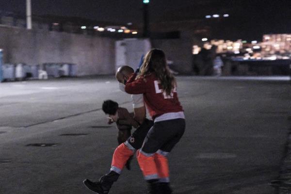 #EFEFotos | La vida en un instante. Sanitarios, voluntarios de la Cruz Roja y marineros de Salvamento reaniman sobre el suelo del puerto de Arguineguín a un niño pequeño que desembarcó de la patera localizada al sur de #GranCanaria con hipotermia severa.
📸 EFE/Ángel Medina G.