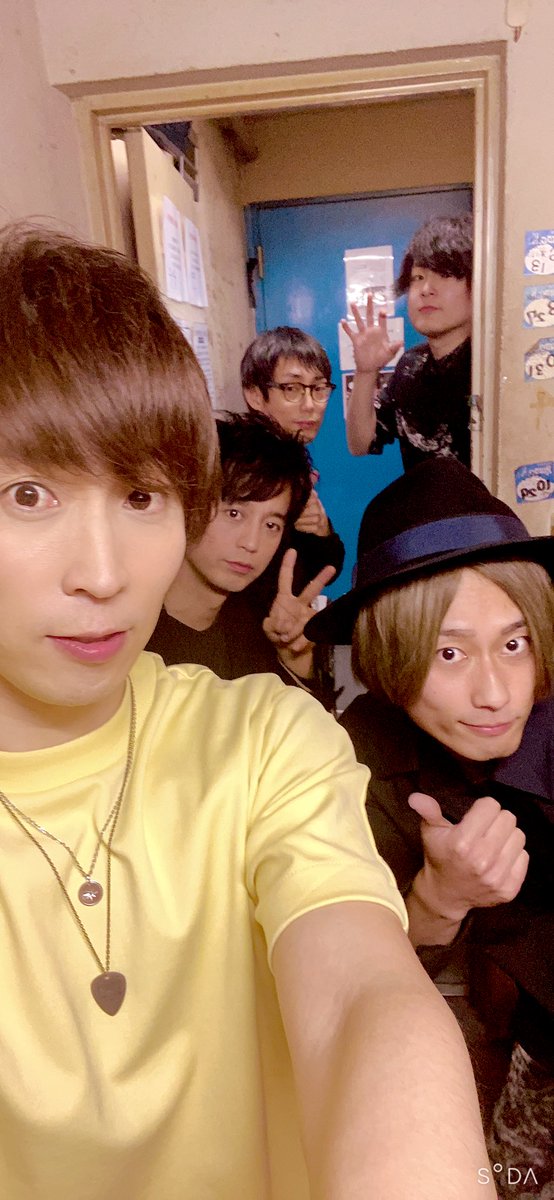 UKen314's tweet photo. 余韻★最高メンバー🎂💐

@mutchymotchy 
@CHIKARAMESHI 
@asahi_mb 
@muraimanabu 

#uken #birthU #band
#ケーキ花束サプライズ
#感謝感謝 @SHIBUYA_RUIDOK2 https://t.co/uFMqpBw7cb