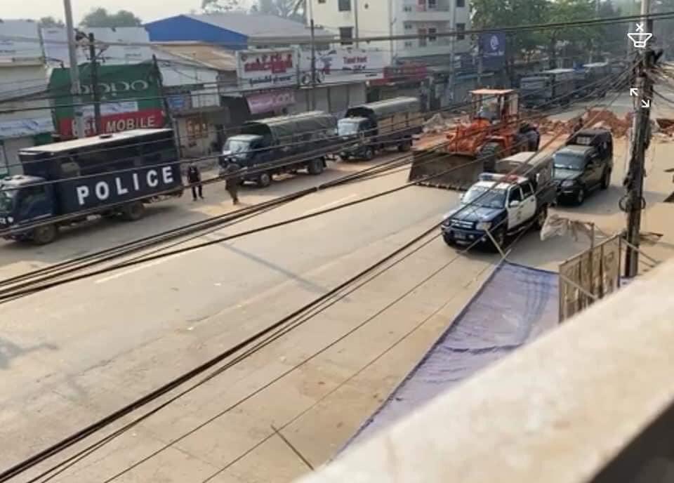 At around 9 am, the terrorist troops destroyed barricades with bulldozer in Insein, Fokekan st.

RESTORE MOBILE DATA
#WhatsHappeningInMyanmar 
 #Mar17Coup