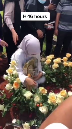 Annisa saat memeluk pusara calon suaminya, ia pun terlihat tengah memegang kotak mahar yang berisi 4 emas batangan.