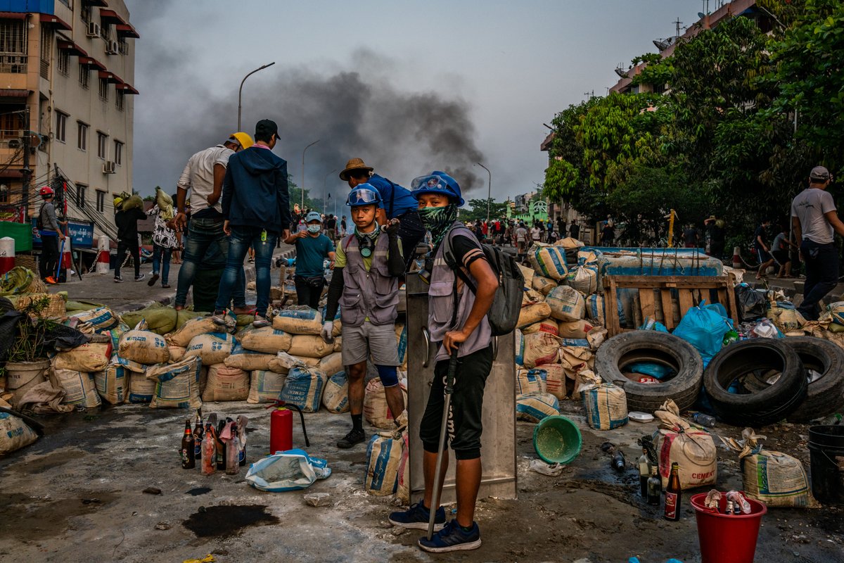 As the police and army increasingly use deadly force in Yangon, protesters yesterday fortified the east of Bayintnaung Bridge, connecting Hlaing Tharyar with Mayangone Township, using burning tyres, sandbags, razor wire and volleys of Molotov cocktails.
#WhatsHappeningInMyanmar