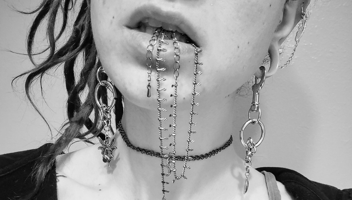 _winterjameson_'s tweet photo. ☠️🌸 biting on chains 🏵️☠️
#alone #SadGirl #fuck #fuckoff #fuckit #chains #tiemeup #piercings #chokers #biting #gothgirl #goth https://t.co/AqYmqajzie