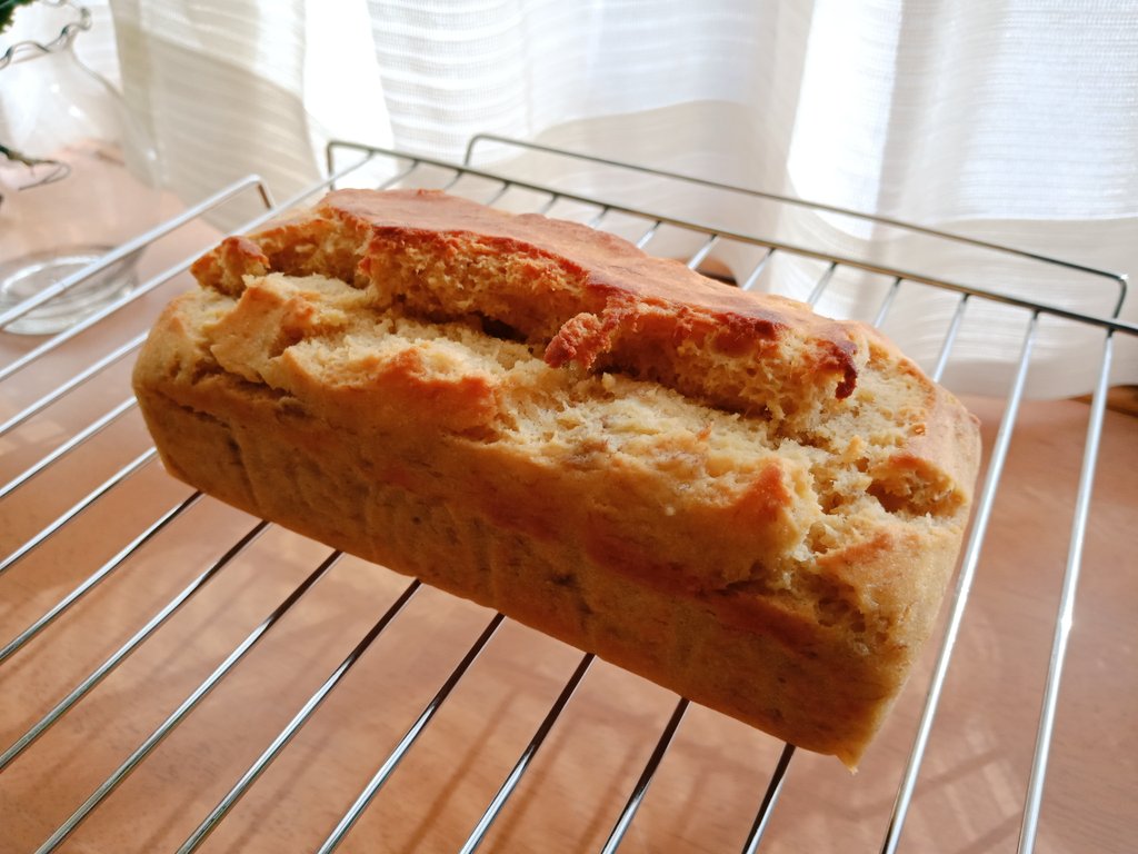 Megumi 一時帰国中 今日はシンプルにバナナケーキ作ったよ バナナ2本使って しっとりもちもち バナナケーキ好きだ お菓子作り好きな人と繋がりたい 米粉レシピ グルテンフリー