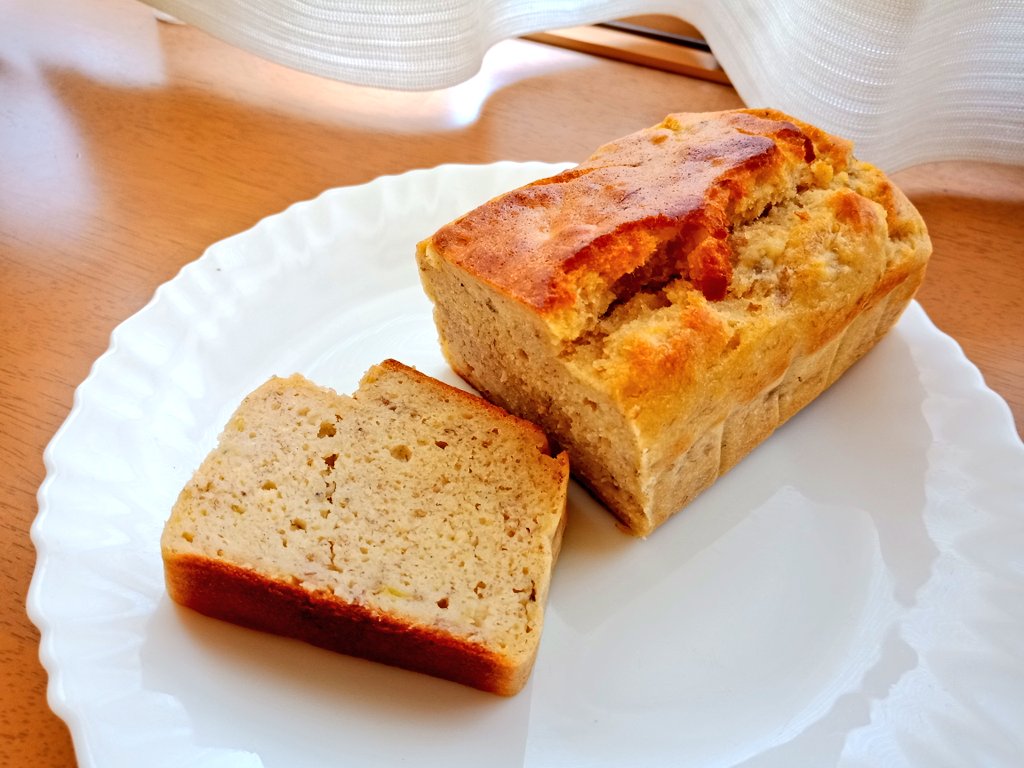 Megumi 一時帰国中 今日はシンプルにバナナケーキ作ったよ バナナ2本使って しっとりもちもち バナナケーキ好きだ お菓子作り好きな人と繋がりたい 米粉レシピ グルテンフリー