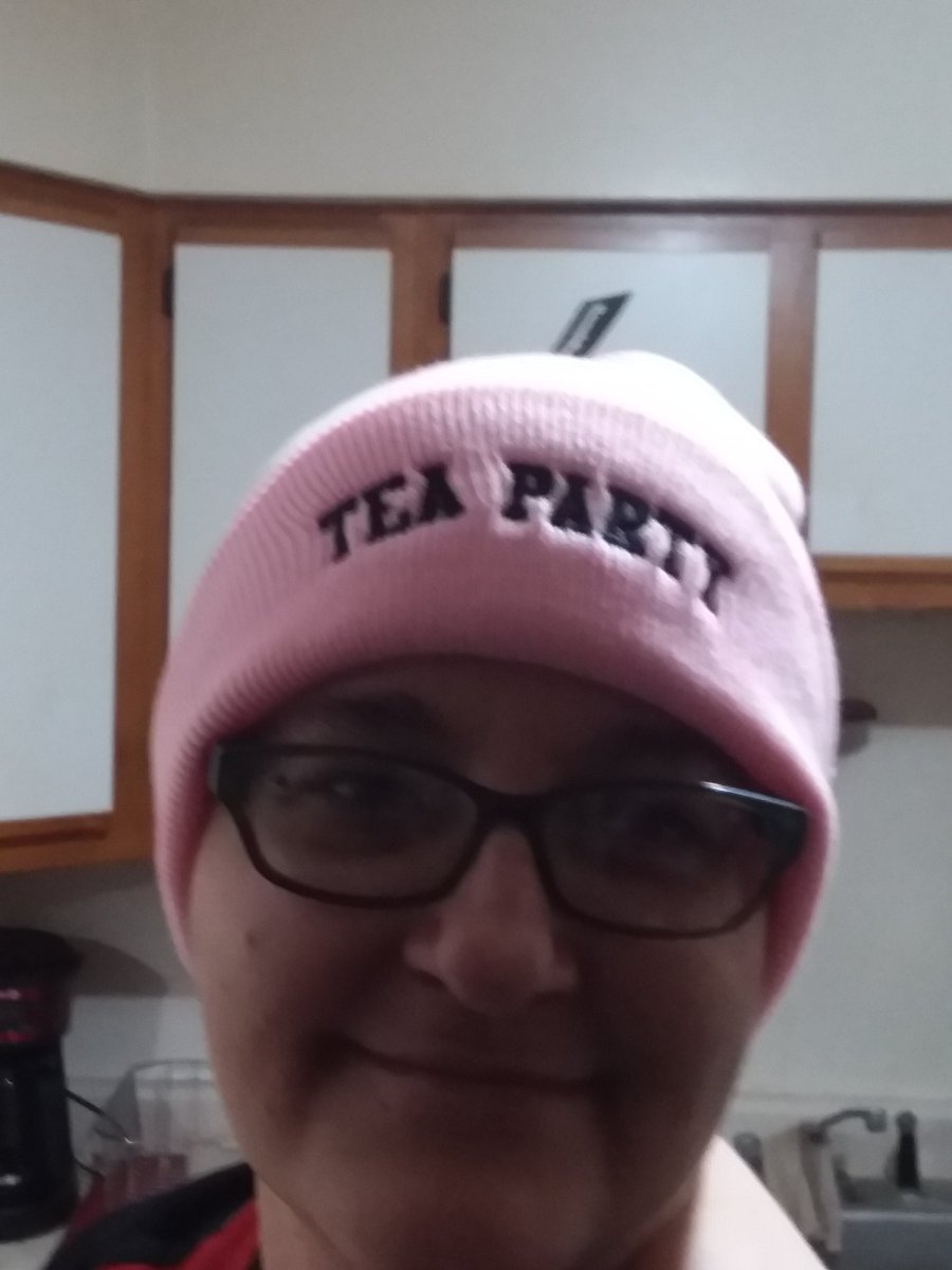 BreakerToo's tweet photo. Absolutely made her day with this lovely beanie. @daz_black https://t.co/jFAyswpWNr