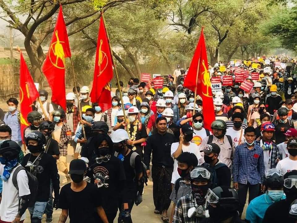 Today: Anti coup demonstration in #Monywa, Sagaing region.
Photos- Mizzima
#WhatsHappeninglnMyanmar 
#Mar17Coup