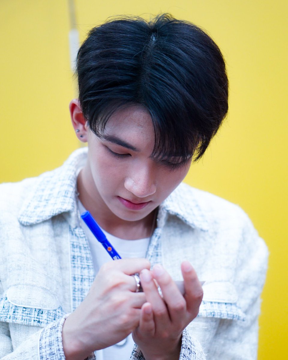 NitithornStory's tweet photo. เวลาเห็นเค้าตั้งใจทำอะไรให้แฟนคลับ หัวใจมันอิ่มฟูดีจัง เข้าสู่โหมดอวยเมนบ้างเนาะ 🥰🥰🥰🥰🥰
#nitithornstory #flukeniti #IdolExchange #ScorpioArtist https://t.co/7YK1p3PJqQ