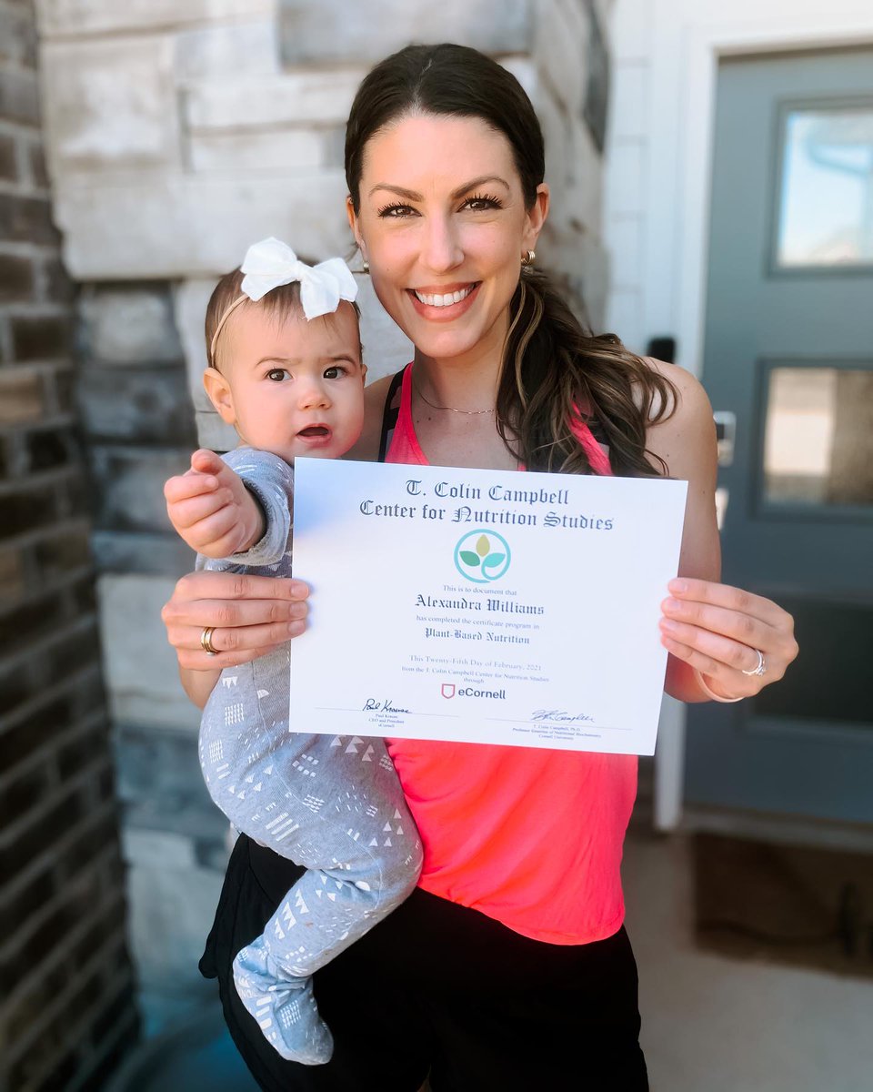 TColinCampbellF's tweet photo. 📷 by @alexepplerwilliams: Official Plant-Based Nutrition Graduate 🍎🥦🥕🌶🥑🍉🌈 #ecornell #nutritionstudies #plantbased #plantbasednutrition #plantbasedcertificate #plantbasedcourse #wholefoodplantbaseddiet https://t.co/pjLYgO2A8O