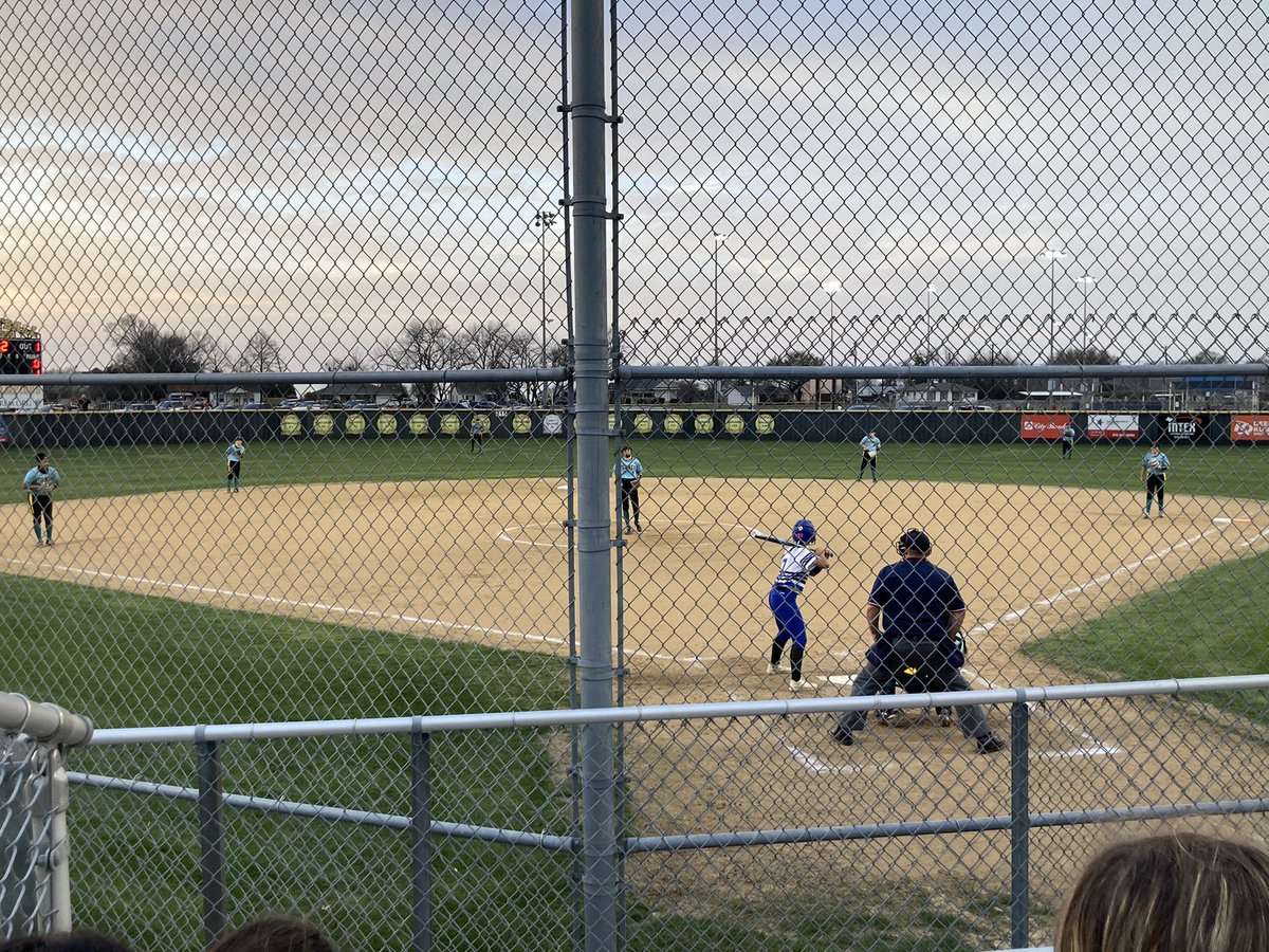 CoachFleen's tweet photo. Great night for a double dip of Jackrabbit 🥎 & ⚾️ ! @Forneysoftball taking on NF and @forneybsb17 vs WM! Let’s go!! #PlayForEm #FearTheJackrabbits https://t.co/l2VQzhaq6v