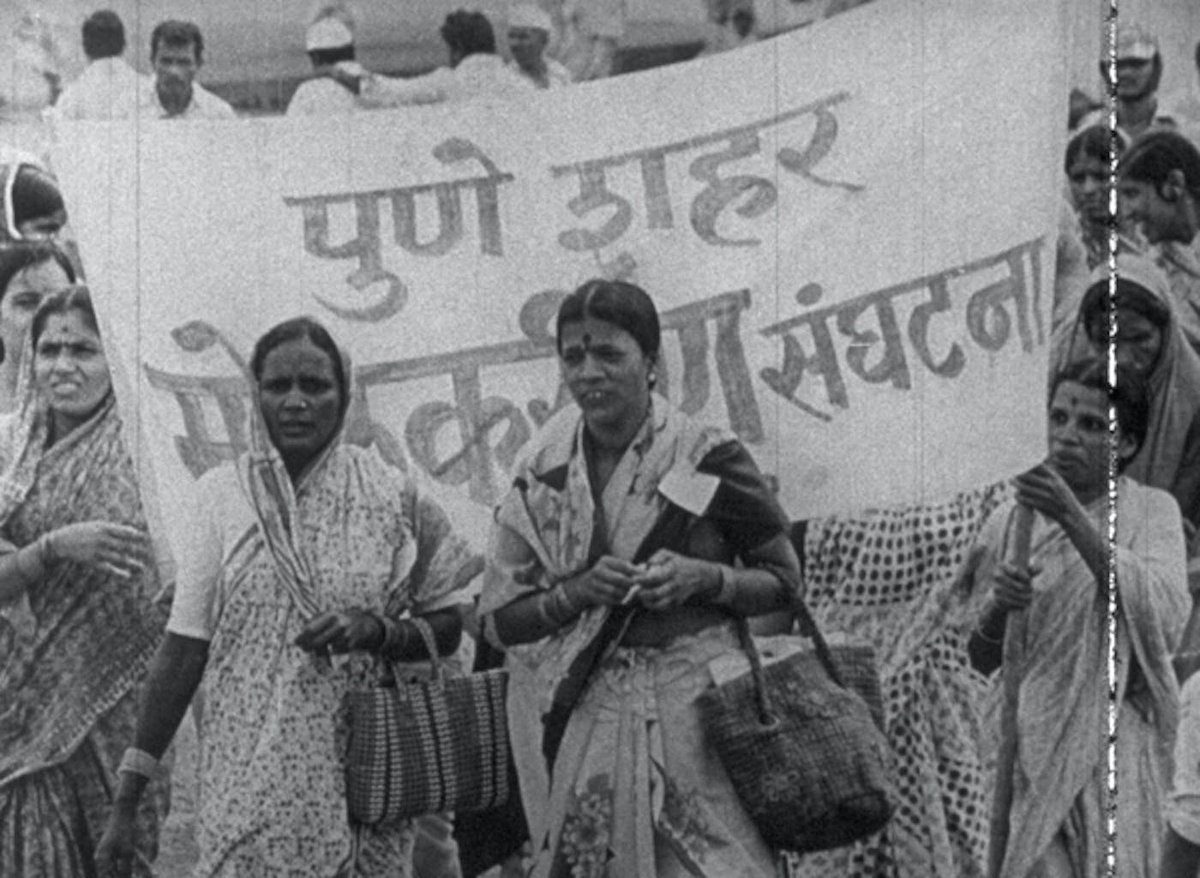Birkbeck_BIMI's tweet photo. This programme features three recently restored prints of films made in the 1980s by the India’s first feminist film collective, founded in Bangalore in 1980 by Deepa Dhanraj, Abha Bhaiya, Navroze Contractor and Meera Rao. 
https://t.co/uQ3TgRuO0O https://t.co/9ZWU6p5gcG