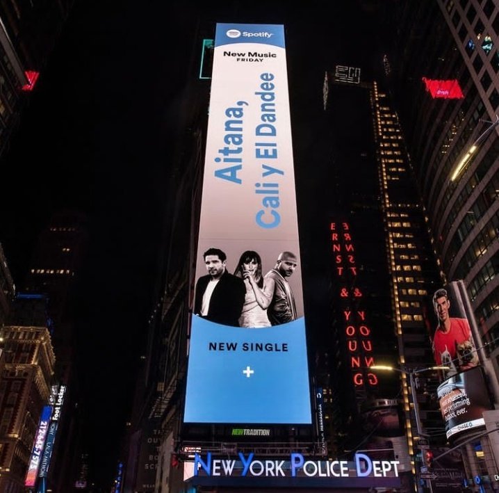 GIassCandy's tweet photo. Hace 4 años cuando nisiquiera era cantante fui por primera vez a new york y me encantaba determe a mirar todas las pantallas por Times Square diciendo "que groso hay que ser para llegar a esto" y hoy + esta en Nueva York, jamas pense llegar a tanto, gracias gracias😭

#MasAxCyD https://t.co/RaCknj8V4w