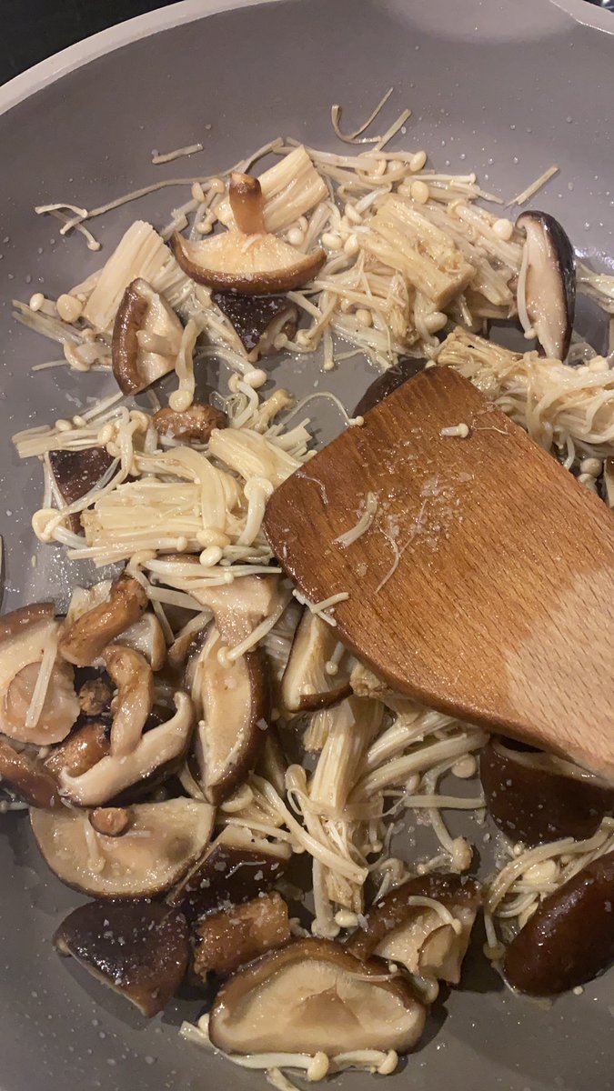 KarlynPercil's tweet image. Maybe it&apos;s daylight savings or maybe it&apos;s my @flaevspiceco 😋🤤 or my @ourplace pan.

Inspired to cook twice in a row no matter how late it is. 😎

Either way  I’m showing off my OG Flaev salmon with sautéed mushrooms (used coconut oil, salt and a dash of black pepper) 

🥰😍