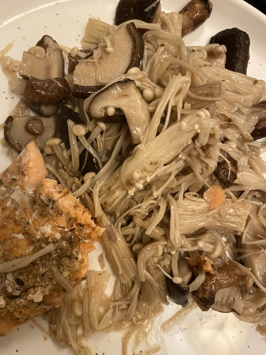 KarlynPercil's tweet image. Maybe it&apos;s daylight savings or maybe it&apos;s my @flaevspiceco 😋🤤 or my @ourplace pan.

Inspired to cook twice in a row no matter how late it is. 😎

Either way  I’m showing off my OG Flaev salmon with sautéed mushrooms (used coconut oil, salt and a dash of black pepper) 

🥰😍