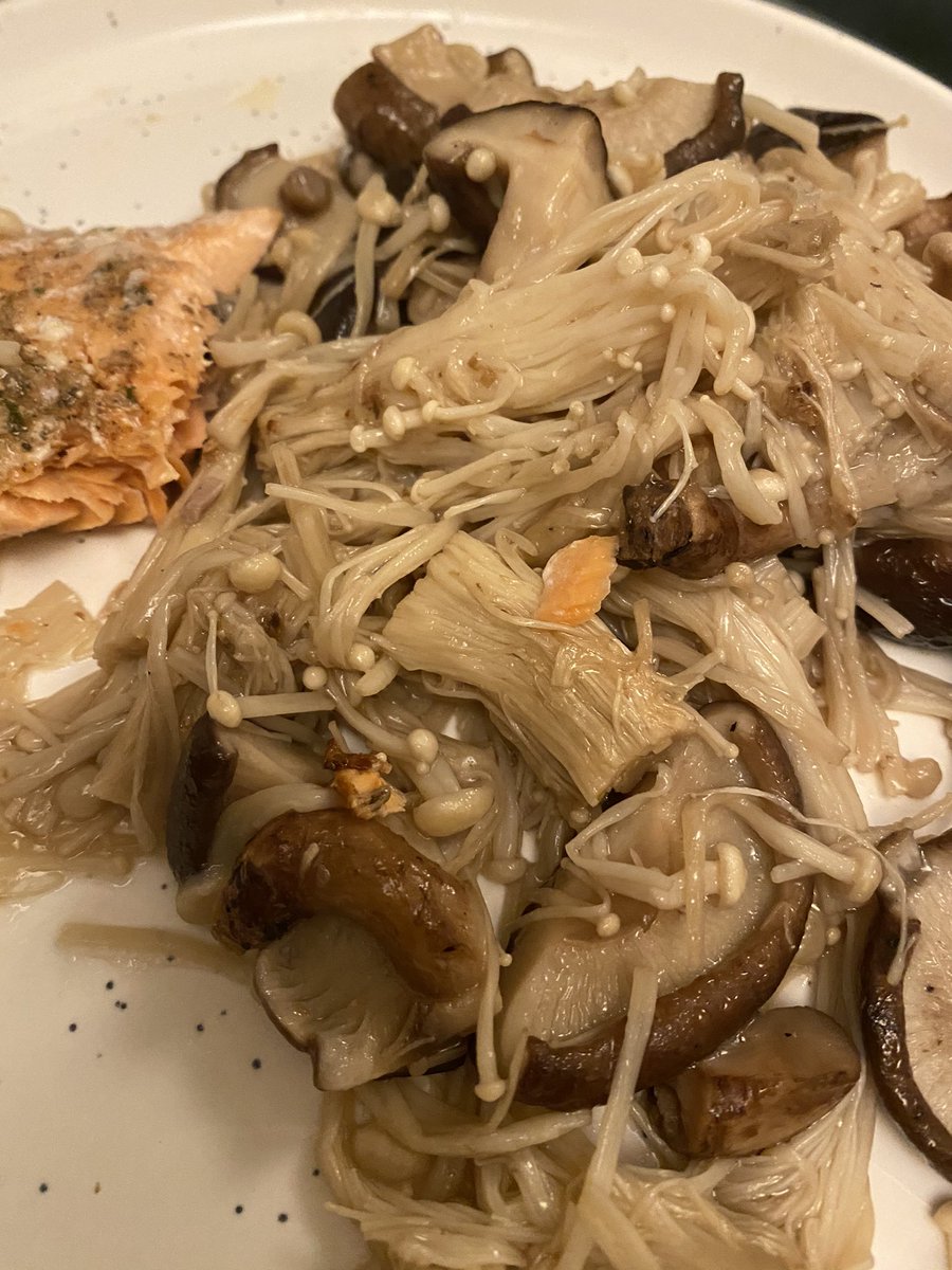 KarlynPercil's tweet image. Maybe it&apos;s daylight savings or maybe it&apos;s my @flaevspiceco 😋🤤 or my @ourplace pan.

Inspired to cook twice in a row no matter how late it is. 😎

Either way  I’m showing off my OG Flaev salmon with sautéed mushrooms (used coconut oil, salt and a dash of black pepper) 

🥰😍