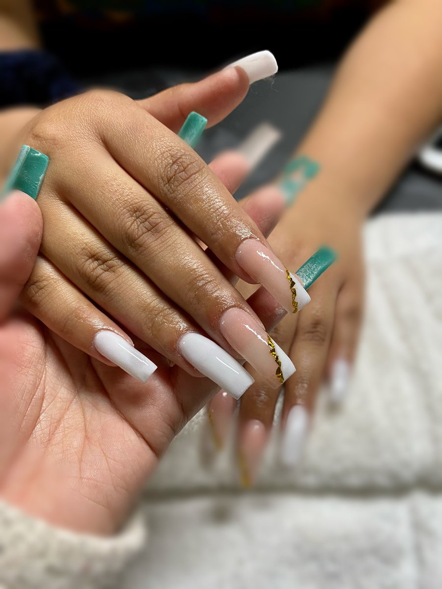 marialxpez's tweet photo. hi girlies 🥰 
i do hair, makeup, &amp; nails. im looking to build my clientele and will be having super affordable prices for the rest of the month. feel free to message me if you have any questions &amp; im also available for travel ❤️ https://t.co/M1yL8ElNlL