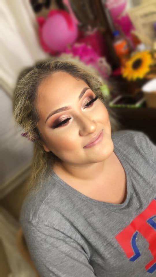 marialxpez's tweet photo. hi girlies 🥰 
i do hair, makeup, &amp; nails. im looking to build my clientele and will be having super affordable prices for the rest of the month. feel free to message me if you have any questions &amp; im also available for travel ❤️ https://t.co/M1yL8ElNlL