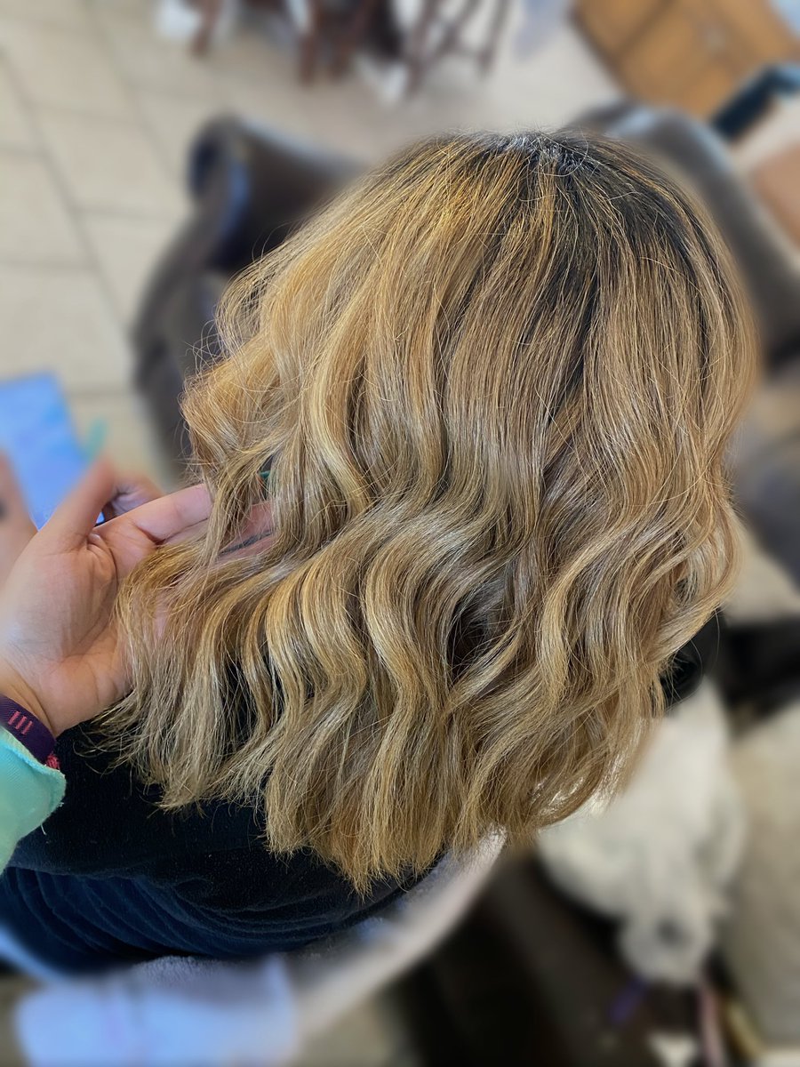 marialxpez's tweet photo. hi girlies 🥰 
i do hair, makeup, &amp; nails. im looking to build my clientele and will be having super affordable prices for the rest of the month. feel free to message me if you have any questions &amp; im also available for travel ❤️ https://t.co/M1yL8ElNlL