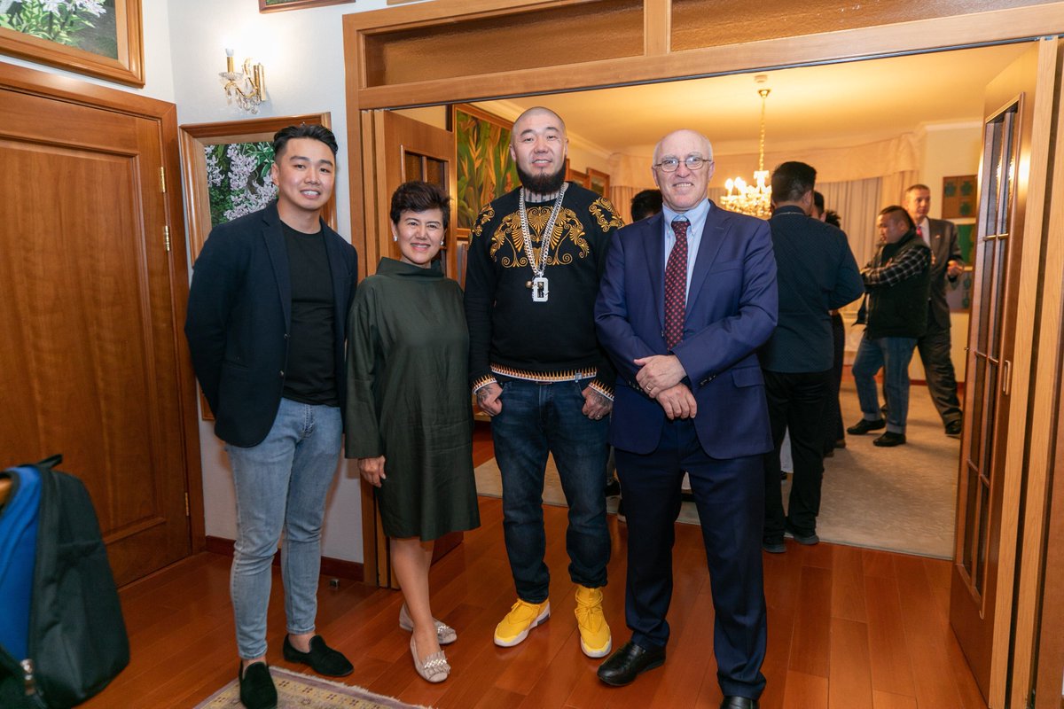 Big Gee, 🇲🇳 хип-хопыг <a href="/CNN/">CNN</a>-ээс онцолжээ! Зүй ёсны түвшинд нийтийн анхаарлыг хүртэж байгаад тань баяртай байна. <a href="/NextLevel_USA/">Next Level</a> 2019 хөтөлбөрийн үеэр Big Gee болон 🇲🇳 уран бүтээлчдийг урьж, уулзах завшаан тохиож байв. Аюул удахгүй өнгөрч, тоглолтоор эргэн уулзана гэж итгэж байна.