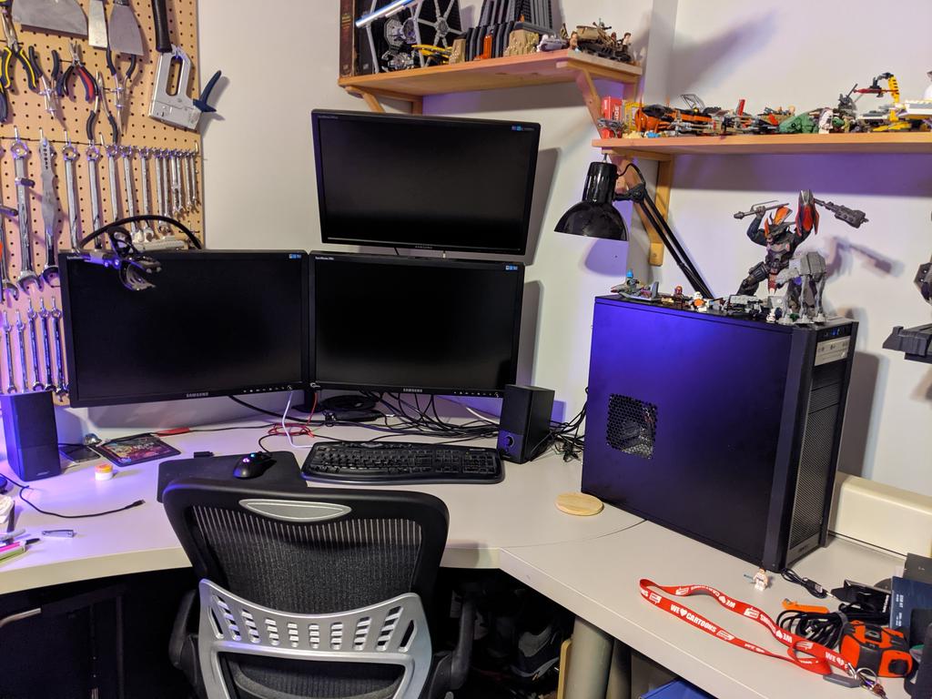 ERod19648640's tweet photo. @LinusTech Feast your eyes on this beaut 😍, my working from home/game setup.
-2 syncmaster 245T's (at least 10yr old)
- Syncmaster 2443B
-GTX 750ti
-Intel i7-4790
-16 GB patriot RAM
-ASUS Z95 motherboard

Working on a new build, just waiting on GPU/CPU 🙄 https://t.co/CdFA0xM5uv