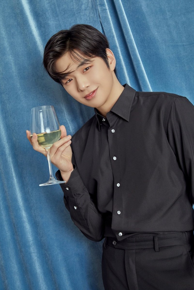 prince__danik's tweet photo. Excuse me, sir?
Kang Daniel sjsjshshshhsdbsksjsjsj 😭✊🏻 https://t.co/UJconHWC5Z