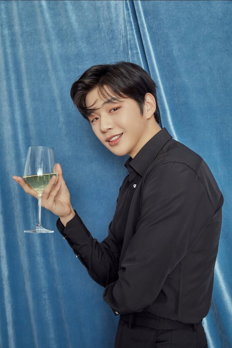 prince__danik's tweet photo. Excuse me, sir?
Kang Daniel sjsjshshshhsdbsksjsjsj 😭✊🏻 https://t.co/UJconHWC5Z