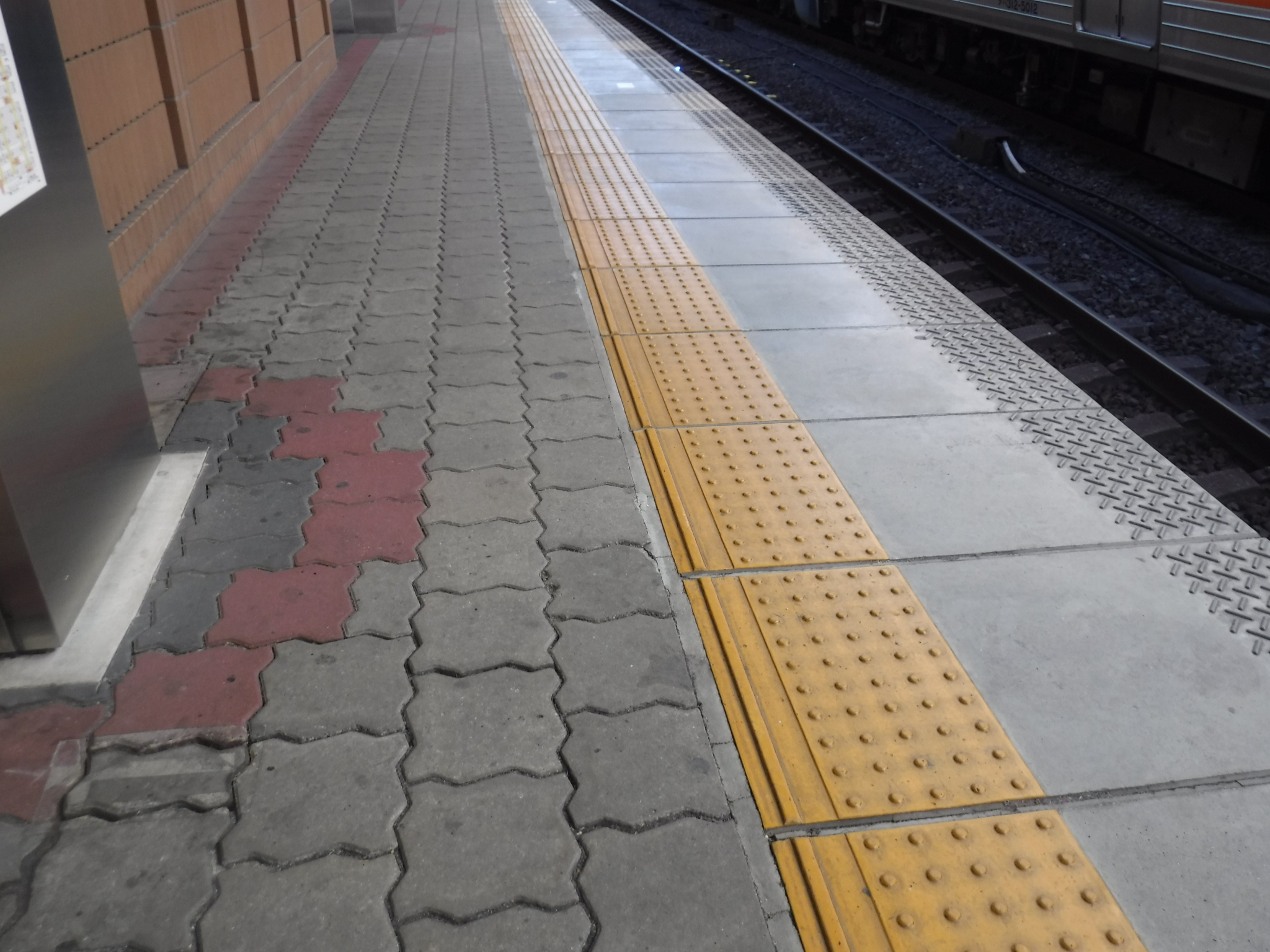 在来線の魅力 Jr東海公式 点字ブロックの日 今日は点字ブロックの日ですね 当社の乗降客数の多い駅 ホーム上には 内方線付きの黄色い点字ブロックが整備されています 目の不自由なお客様に安心してご利用いただくために欠かせない設備です