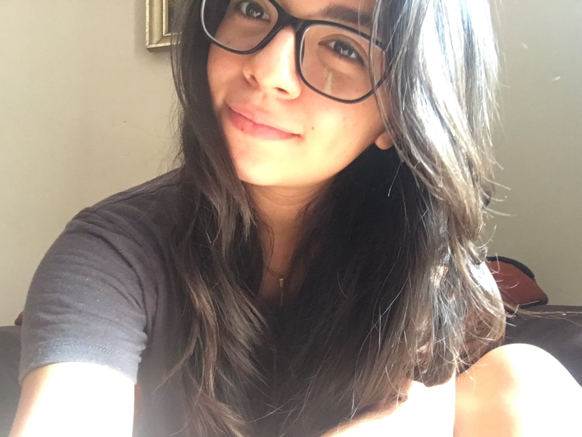 Dreangonzalez's tweet image. 2018 // 2021 
Siempre con la cabeza de lado porque no lo c, nací chueca que se yo 😞 y siempre ciega porque defectos sobran amikos