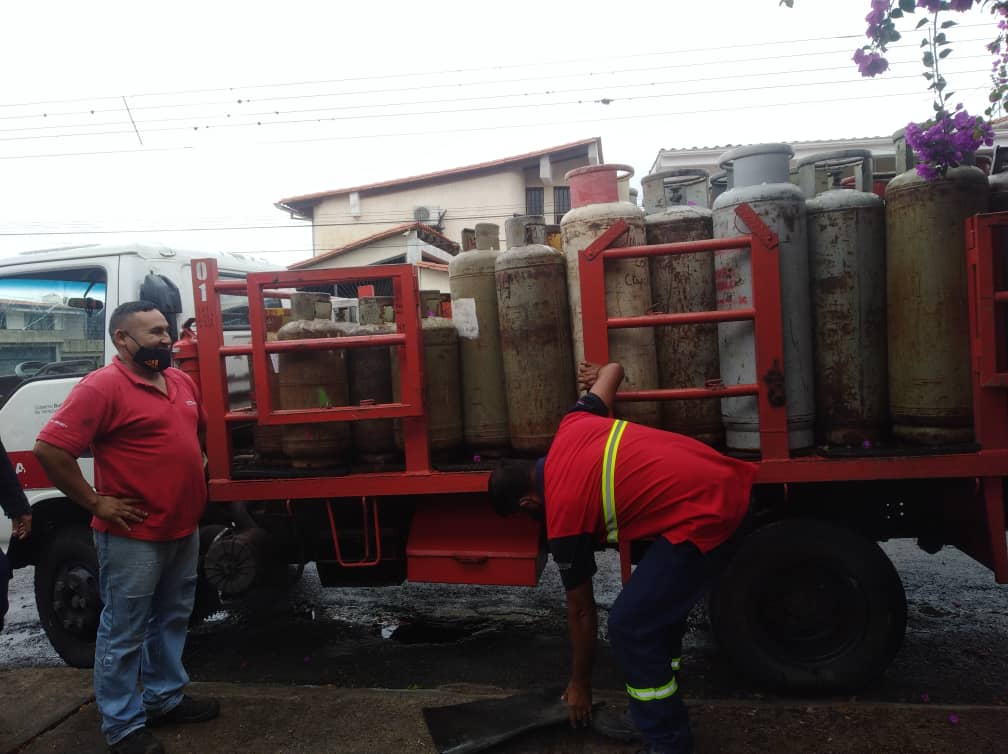 AlvaradoClap's tweet photo. Martes 16/03/2021 entrega de la jornada de gas en la comunidad El Paraíso-Santa Inés, Pueblo Nuevo, Parroquia San Juan Bautista, Edo. Táchira; 270 familias atendidas. @NicolasMaduro @FreddyBernal @arguelloyepfri @ClapCristobal @clapsjb_sc @mviviana212 #SoyComunicadorCLAP #Táchira https://t.co/rcftRQ8skg