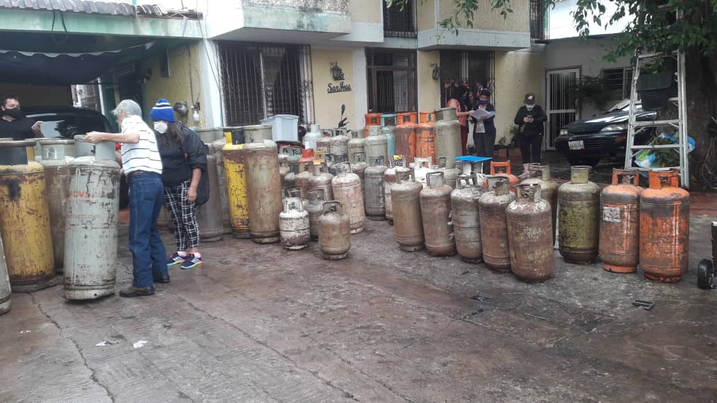 AlvaradoClap's tweet photo. Martes 16/03/2021 entrega de la jornada de gas en la comunidad El Paraíso-Santa Inés, Pueblo Nuevo, Parroquia San Juan Bautista, Edo. Táchira; 270 familias atendidas. @NicolasMaduro @FreddyBernal @arguelloyepfri @ClapCristobal @clapsjb_sc @mviviana212 #SoyComunicadorCLAP #Táchira https://t.co/rcftRQ8skg