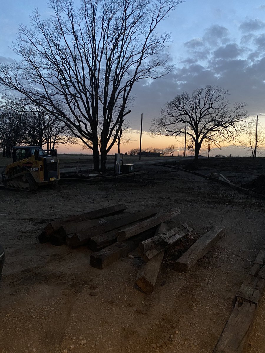 TalbyJustus's tweet photo. Enjoyed working with my dad today!  Built counter tops in my garage and laid railroad ties.  #LoveBuilding https://t.co/8z4JucNifQ