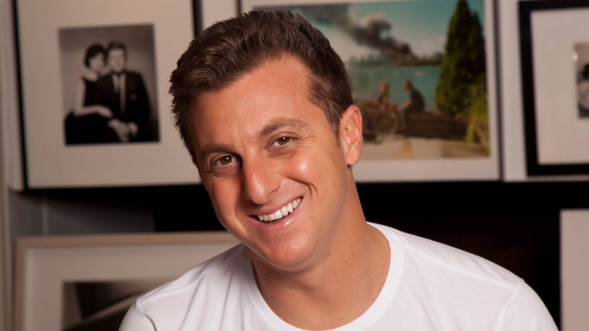 izabelha_zz's tweet photo. CARLA DAYS - LUCIANO HUCK
Cria da Globo. Se ficasse na dela, daqui a pouco tava no ar de novo. Desde que voltou do #quartofalso está submetendo os amigos a vários desafios por um prêmio. https://t.co/K25WoksT6O
