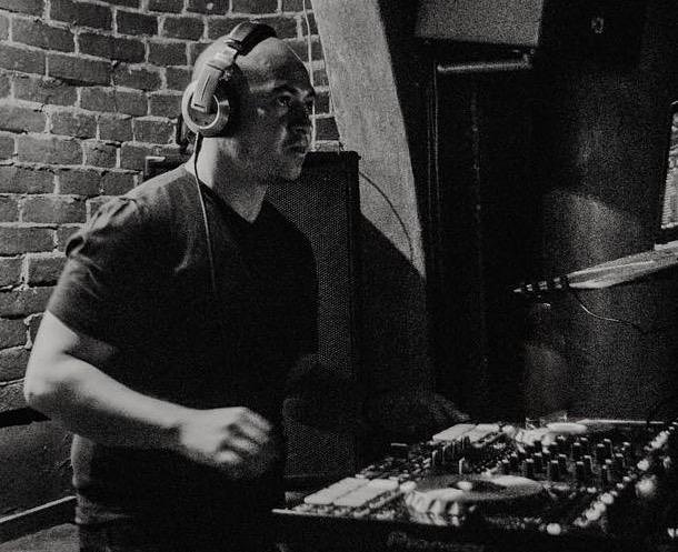 profesorlince's tweet photo. ¡Preparen todos un buen drink que se viene un set de #HouseMusic bien sabroso! 9 p.m. (10 p.m. Cancún) ¡Los beats vienen desde #PuertoMorelos con @Tinopechugo !💃🏻🕺🏻 https://t.co/KLuDhHLPGJ #ComparteNox #DisfrutaNox  We❤️🏠🎵#PillowTalks #radioenlinea #EscuchaNox 🎧🎙️ https://t.co/QjysKe0UBB