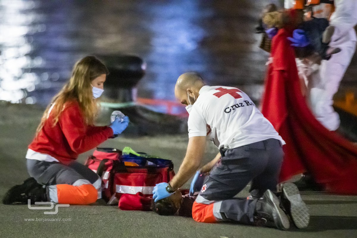 Borja Suarez Melian (@borjasuarez_gc) on Twitter photo Los dramáticos minutos vividos por los 2 primeros sanitarios de <a href="/CruzRojaEsp/">Cruz Roja Española</a> en llegar al muelle de #Arguineguín que se encontraron con varios niños en estado crítico. Minutos cruciales para devolverles a la vida #Gracias #FronteraSur #MigrarNoEsDelito #GranCanaria Los dramáticos minutos vividos por los 2 primeros sanitarios de <a href="/CruzRojaEsp/">Cruz Roja Española</a> en llegar al muelle de #Arguineguín que se encontraron con varios niños en estado crítico. Minutos cruciales para devolverles a la vida #Gracias #FronteraSur #MigrarNoEsDelito #GranCanaria