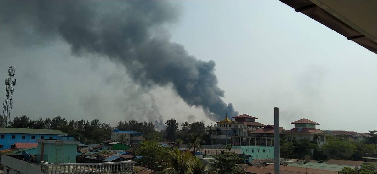 TinTin09012010's tweet photo. Civilians who attempt to put out the fire were being shot by military junta. Workers were incentivized for salary yet all they receive was brutality. A woman who called for help was also shot to death. 
NEWS SUPPRESSION
#WhatsHappeningInMyanmar #Mar16Coup https://t.co/a7i0IzzQsl