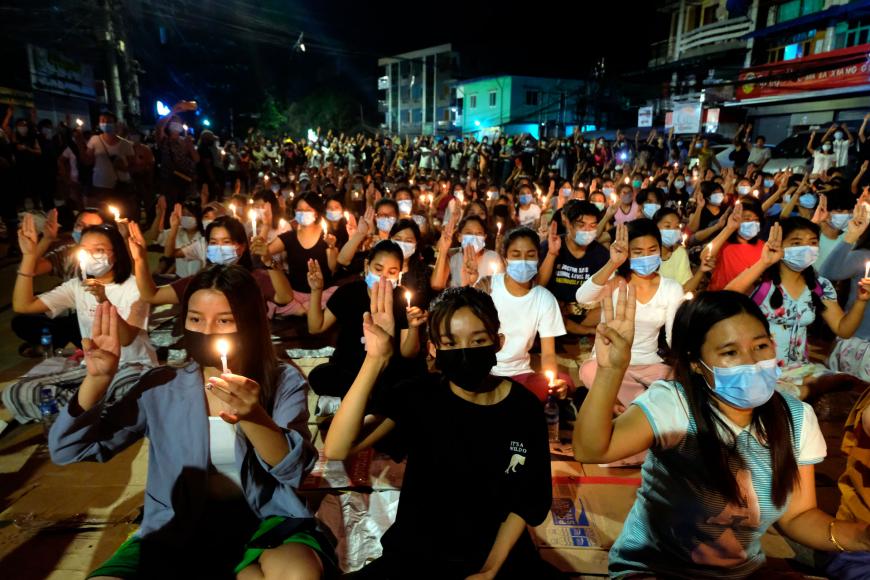 Reaproy's tweet photo. #Myanmar's imposition of martial law creates possibility of death penalty for protesters, journalists after unfair military court trials that blatantly violate fair trial standards. Great piece by @hrw's @LLakhdhir. #SaveMyanmar #WhatsHappeninglnMyanmar  https://t.co/3cbjD54Qpo https://t.co/j7COAw2KFP