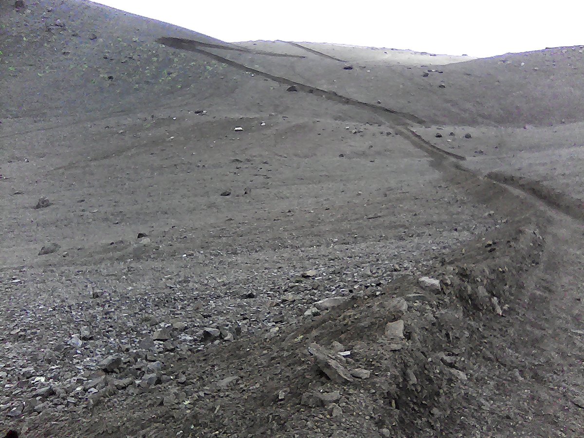 Acá se construye un camino DENTRO del santuario de la Naturaleza Yerba Loca SIN los permisos ambientales que la ley 19300 estipula. ¿Quién fiscaliza este irreparable daño ambiental en un área protegida? <a href="/MMAChile/">Ministerio del Medio Ambiente</a> <a href="/MMAMetropolitan/">Seremi M.Ambiente RM 🌿</a> <a href="/Monumentos_cl/">Consejo de Monumentos Nacionales de Chile</a> <a href="/SMA_CL/">Superintendencia del Medio Ambiente</a>