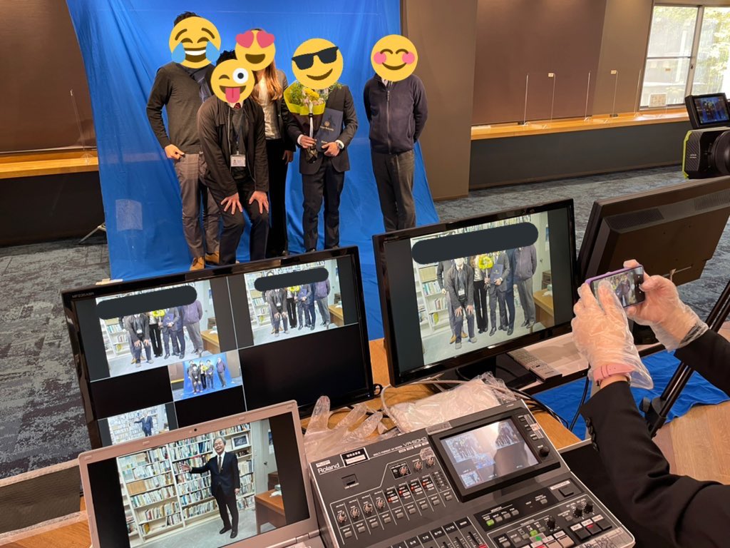 shin_dai's tweet photo. 卒業式の規模が縮小されてしまったので、こんなサービスをやっております。学長と一緒にバーチャル卒業写真。ローランドさんのVR-50大活躍。 https://t.co/VuA88wosAF