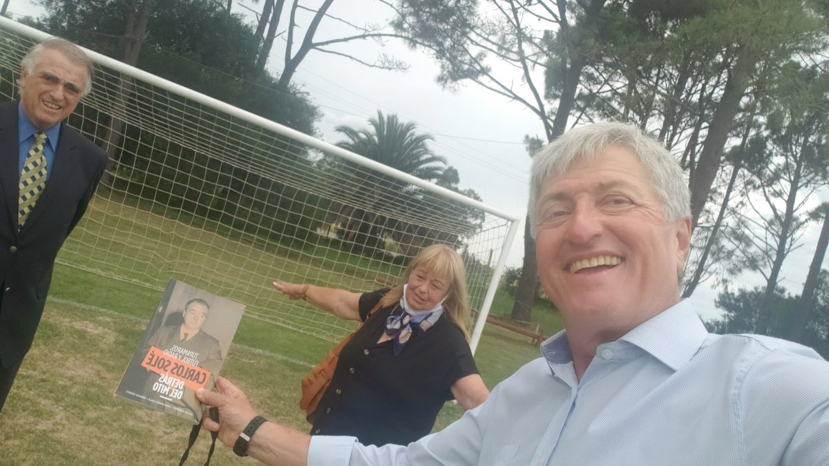 Carlos Solé fue el más grande relator de fútbol de habla hispana.
Excelente organización de La Liga de Fomento de ATLÁNTIDA en el Country Club, gracias a su presidente Daniel Cervini, como propulsor del lanzamiento y toda la gente local como Daniel Mesa de Destino Costa de Oro.