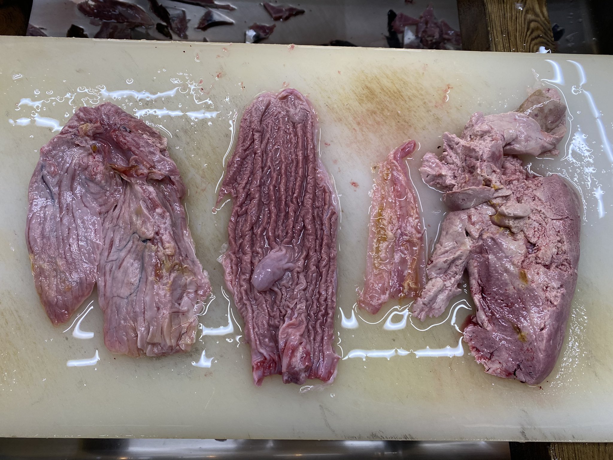 多田水産 ブリワタのお掃除 右から肝臓 腸 胃 良くわからん部位 この良くわからん部位が掃除面倒だけど美味しいトコです 3 5センチくらいに切って 中の消化液をしっかり揉み出してやりましょう 肝臓は切って水にさらして血抜き 胃腸は細切り