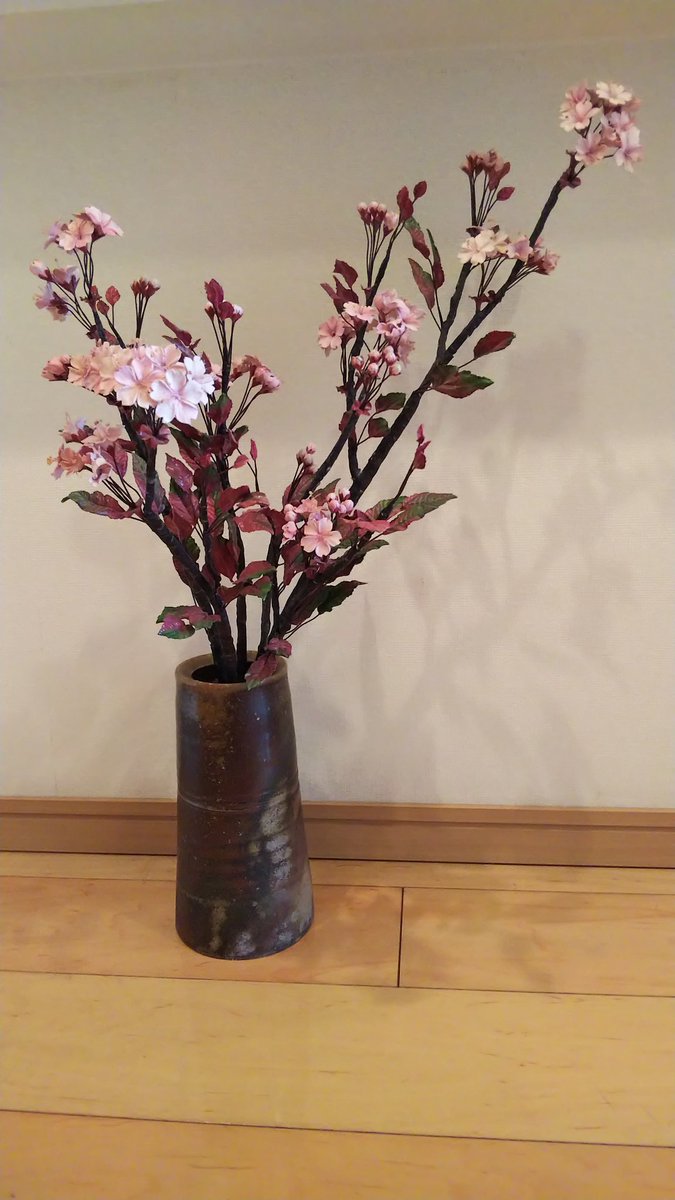 n Yayoi 毎年登場 今年は早い 我が家の桜 巷では本物の桜の枝が売れているとか これは粘土です n Yayoi 毎年登場 今年は早い 我が家の桜 巷では本物の桜の枝が売れているとか これは粘土です