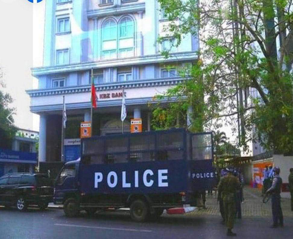 NangSuMonSwe1's tweet photo. RESTORE MOBILE DATA
#WhatsHappeninglnMyanmar
#Mar17Coup
https://t.co/XmvuUxDVgv
KBZ kamayut branch open today(16.3.21) and people queue for money withdrawal. KBZ management call police force and 5 people were arrested just because they want to withdraw their money. https://t.co/paV0TSmGQL