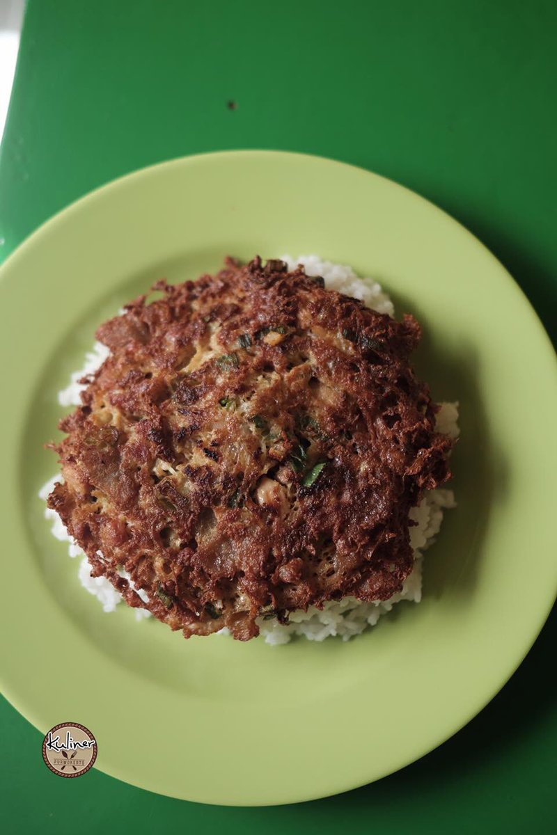 KulinerPWT's tweet photo. Angkatan lama unsoed pasti kenal sm omelet ini. Salah satu omelet legend di Purwokerto. Kami terakhir makan disini wkt msh mahasiswa, sekitar 15 tahun yg lalu.⁣
Pa Jeng ini sempat lama tdk berjualan, kemudian mulai berjualan lagi di madrani dan sekarang di lokasi yg dulu lg https://t.co/0rsF0XmbAQ