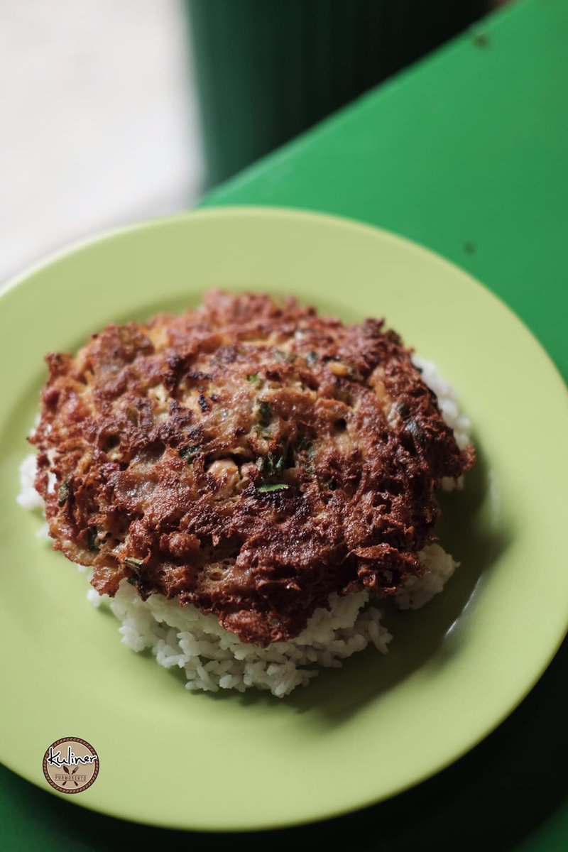 KulinerPWT's tweet photo. Sederhana, hanya omelet, nasi dan saos. Rasa omelet enak, masih sama seperti dulu. Isi omeletnya itu ada telur dan kornet. ⁣
Selain omelet juga ada ayam geprek, nasi goreng, bakmi, kwetiau, fuyunghay, capcay dll.⁣
⁣ https://t.co/WwUiLIRenz