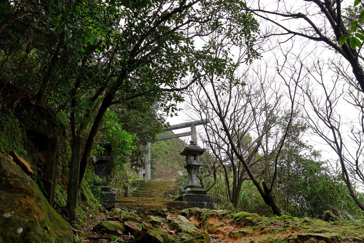 ট ইট র Yu Jen Shih ōgon Jinja 黄金神社 Ble Grunnlagt I Gruvebyen Kinkaseki 金瓜石 I 18 I Dag Star Rester Av Helligdommen Som Minnesmerke I Kulturarvslisten 黃金神社位於臺北州基隆郡金瓜石 神社主體建於18年 明治31年