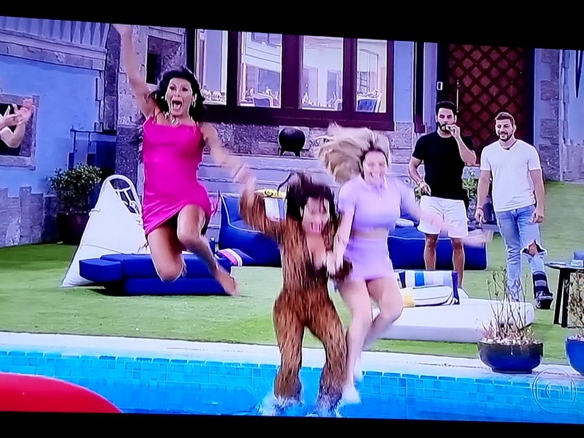 thehadji4u's tweet photo. Regando as plantas

#BBB21 / Lucas Penteado / Até o Fiuk /  Globo / Hoje o Arthur / 91% https://t.co/5liU03jUQZ