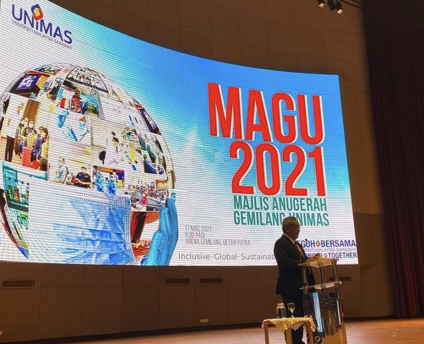 UNIMASofficial's tweet photo. Terbang sekawan Si Burung Enggang
Hinggap sebentar di pohon Tualang
Norma baharu bukan penghalang
Untuk menjayakan Anugerah Gemilang

#AWARD2021
#UNIMAS
#UNIMASOfficial https://t.co/Cd5GYjnlnS