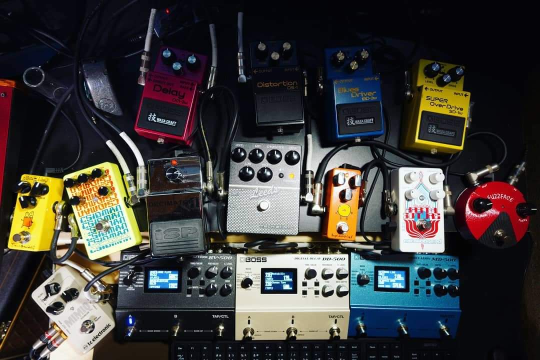junya_koketsu's tweet photo. 1年前の機材セッティング
#BOSS_jpn
#EffectsBakery
#Catalinbread
#JIMDUNLOP #FuzzFace
#Tech21 #Sansamp #Leeds
#ISP #DECIMATORII
#TCELECTRONIC #MimiqDoubler https://t.co/Ra9hqJYjio